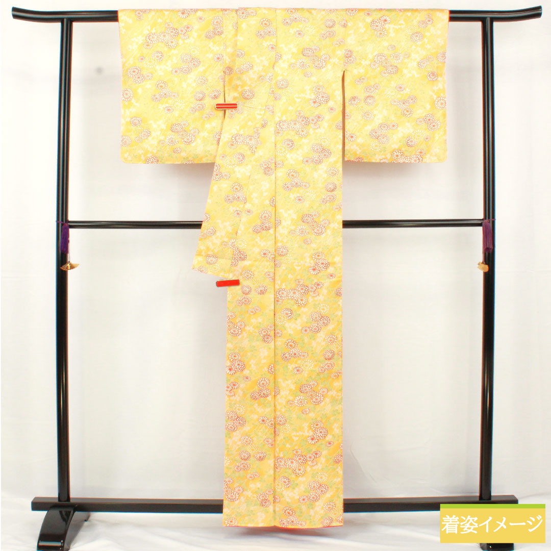 小紋 ポリエステル 身丈159cm 裄丈62cm 袷 支子色(くちなしいろ) 洗える着物 菊 Sランク 黄系 1115004552323