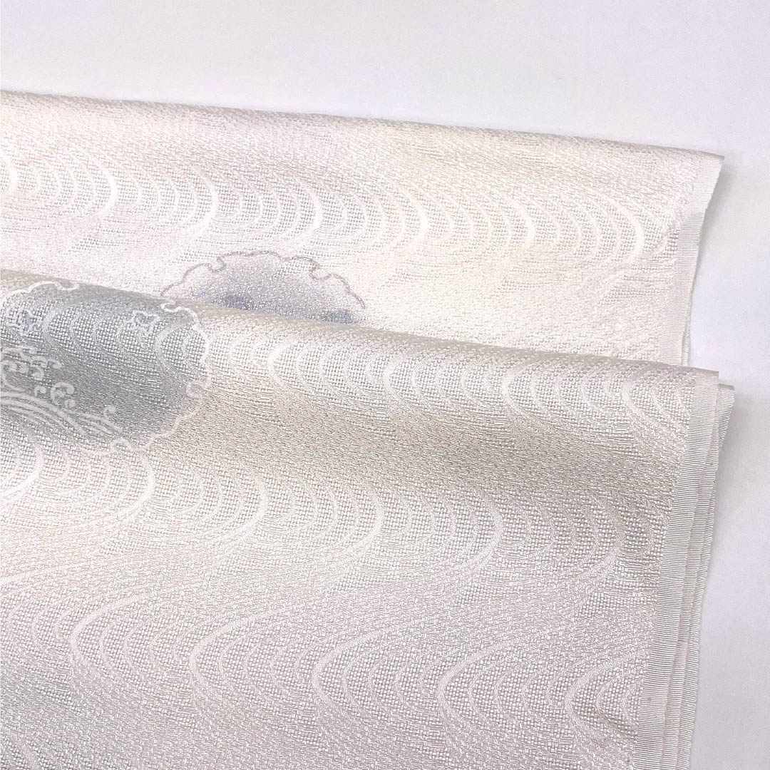 Semi-formal silk obiage (sash sash), grade A, gofun-iro (white powder-colored), with a design of flowing water, snowflakes, and waves. Length: approximately 180cm, width: approximately 30cm, white, part number 1136002273911
