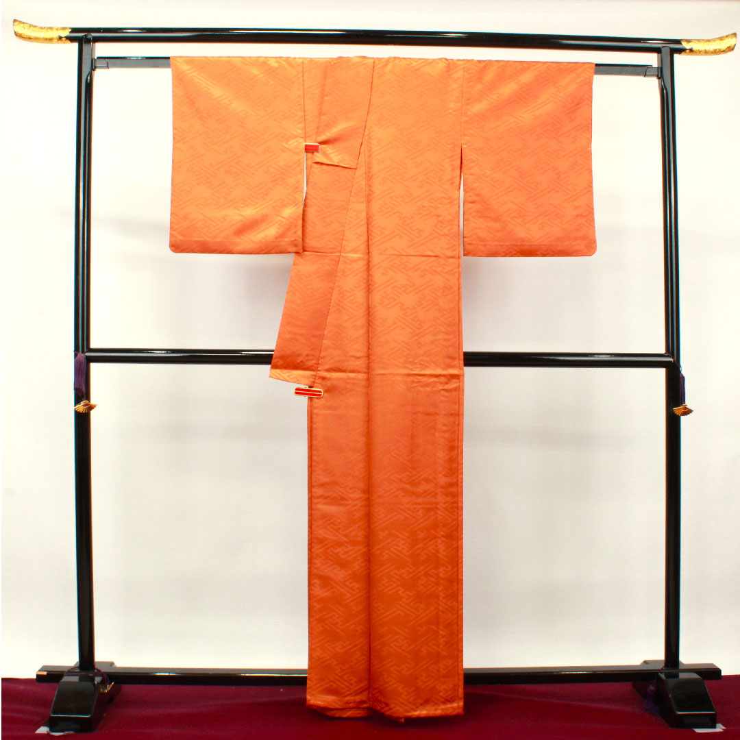 色無地 ポリエステル 照柿色 紗綾形 洗える着物 身丈163cm 裄丈66cm 単衣 Sランク 橙系 1114001032426