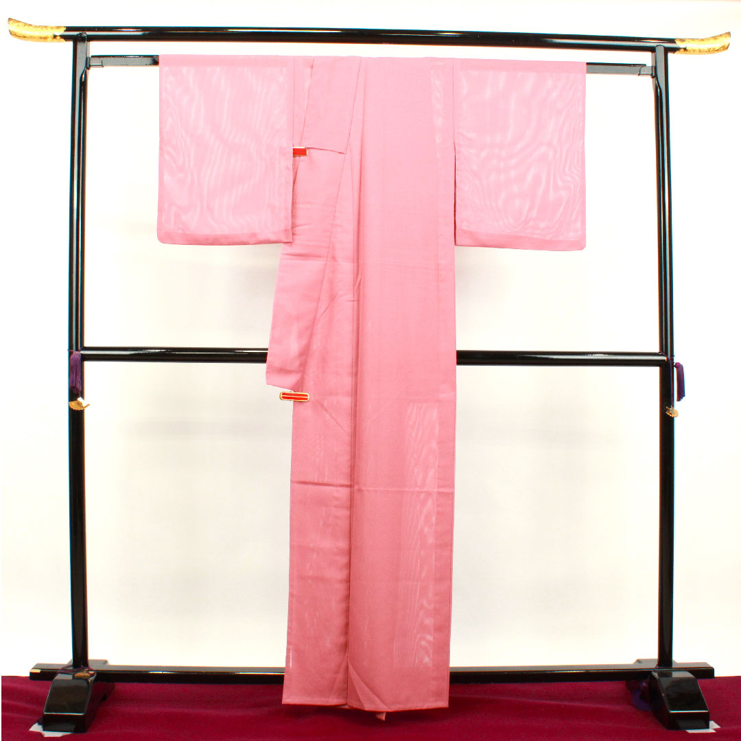 夏物 ポリエステル 色無地 身丈161cm 裄丈65.5cm 積紅色(せきこういろ) 洗える着物 素無地 絽 Sランク ピンク系 1132001662413