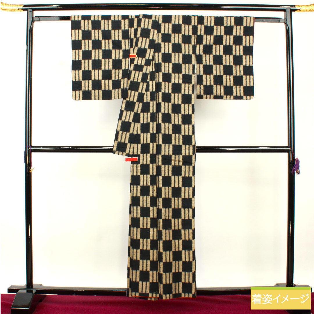 紬 正絹 身丈157.5cm 裄丈64cm 日向紬 手織り 真綿紬 変り市松 Sランク 袷 黒系 1116003722310