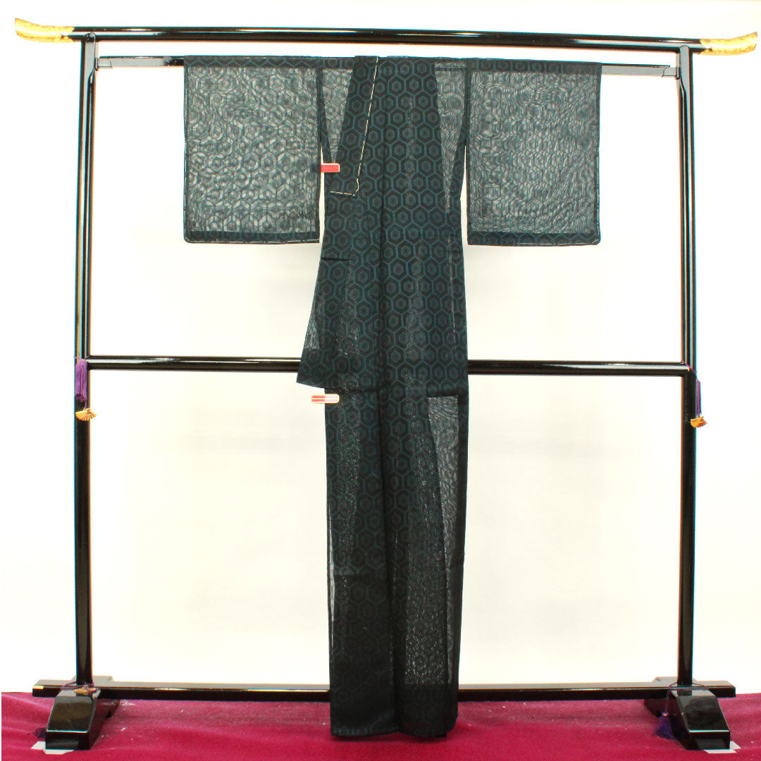 夏物 正絹 色無地 身丈164cm 裄丈65.5cm 紺鉄色(こんてついろ) 亀甲 しつけ糸付き 未使用品 紗 Sランク 紺系 1132001012418