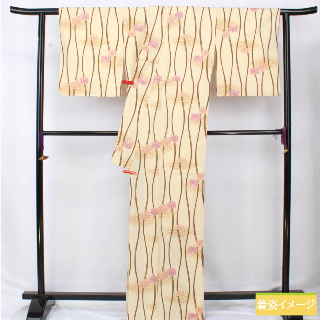 Komon (small pattern) kimono, polyester, length 171.5cm, sleeve length 68cm, lined, light egg-colored (usutamagoiro) pattern with tatewaku (standing wave) and chrysanthemum motifs, washable, A rank, cream, product number 1115006033615