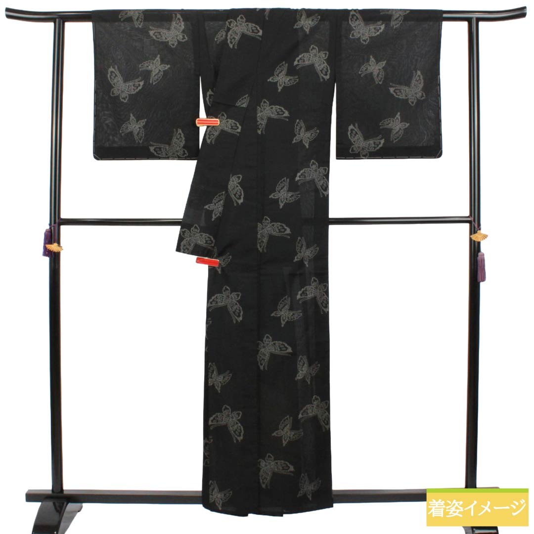 夏物 ポリエステル 紬 Sランク 身丈157cm 裄丈65.5cm 蝶 洗える着物 紗 黒系 1132003512310