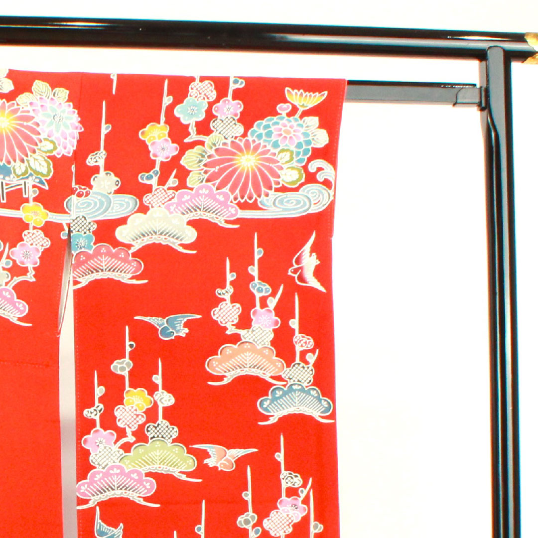 Long-sleeved kimono, length 158cm, sleeve length 66cm, lined, scarlet, Kyoto Bingata, pine, bamboo, plum, chrysanthemum, bird, auspicious motif, pure silk, S rank, red, 1113001602312