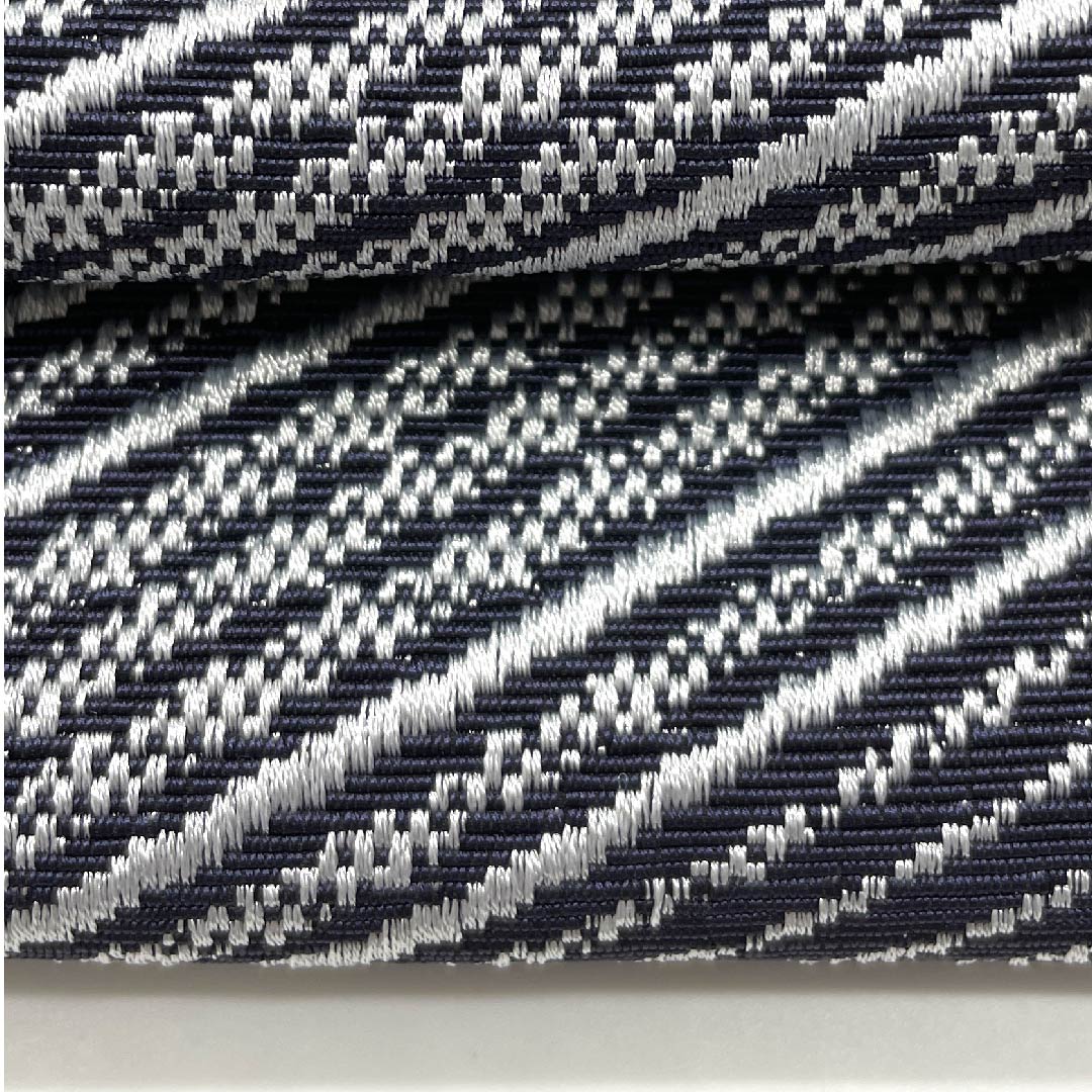 Kaku-obi (sash) made of polyester in dark navy blue with geometric patterns. Unused. Length 398cm, width 10cm. New rank. Navy blue. 1134000181918