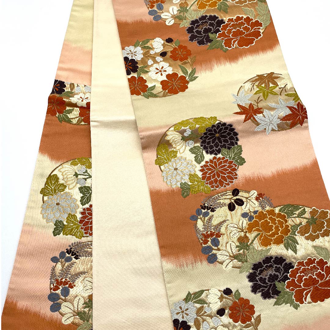 袋帯 珊瑚色(さんごいろ) 横段 花紋 菊 帯丈414cm 正絹 Sランク 六通 フォーマル グラデーション系 1123007642399