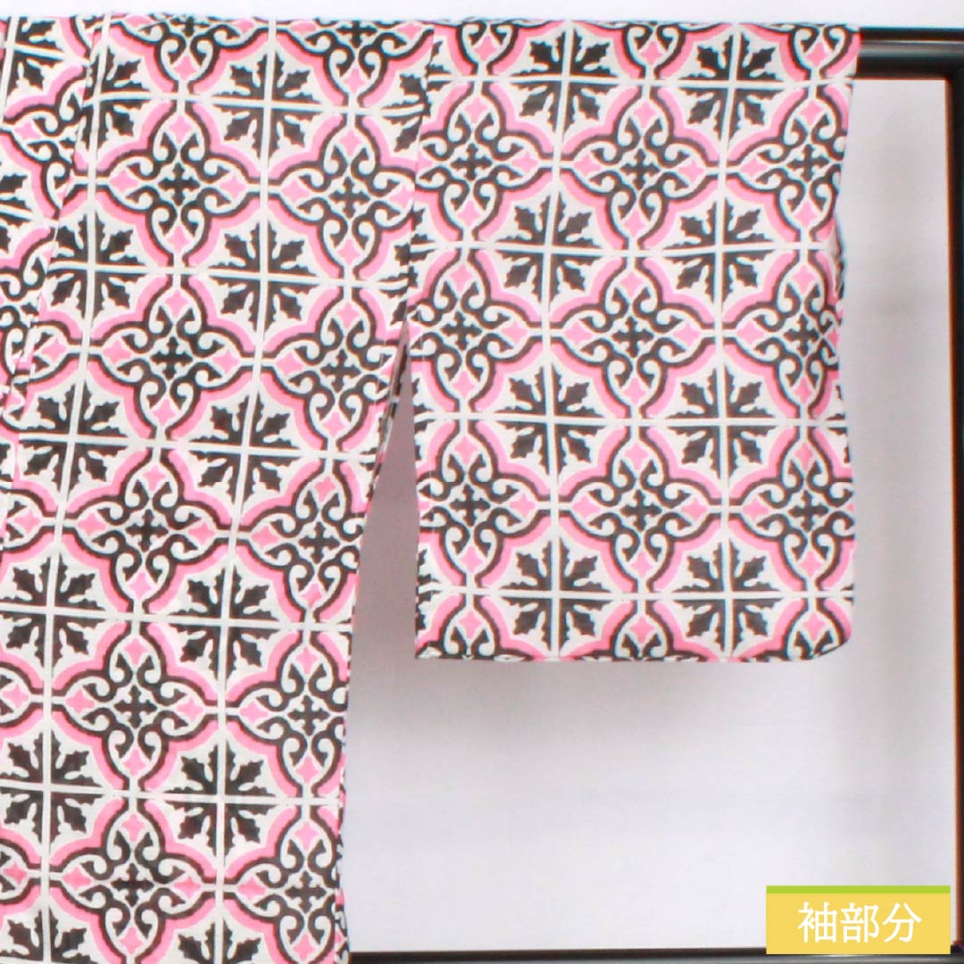 (Brand new, unused) Yukata (single-layer kimono) made of polyester, length 166cm, sleeve length 65cm. New rank. Pink, medium crimson color (nakano kurenai iro). Geometric, tile, and damask patterns. Product number: 1118005771513