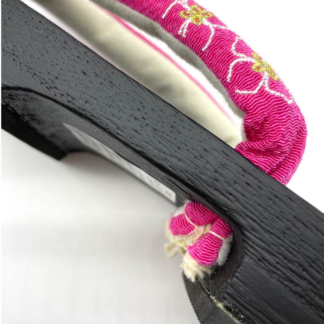 (新品未使用品)下駄 ちりめん 刺繍 花模様 Lサイズ 黒系 NEWランク 1122001011410