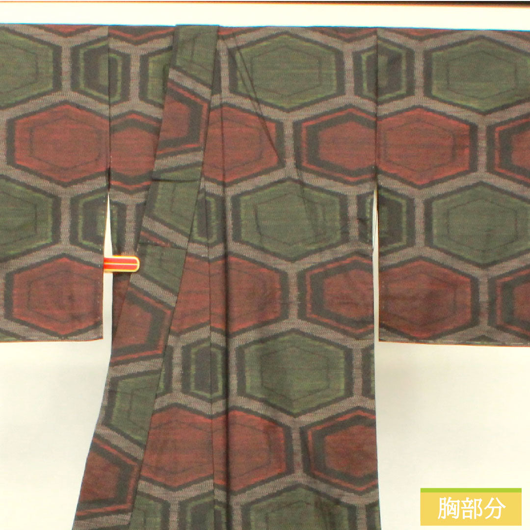 大島紬 正絹 身丈150cm 裄丈62.5cm 緯総絣 亀甲模様 Sランク 袷 黒系 1116003312110