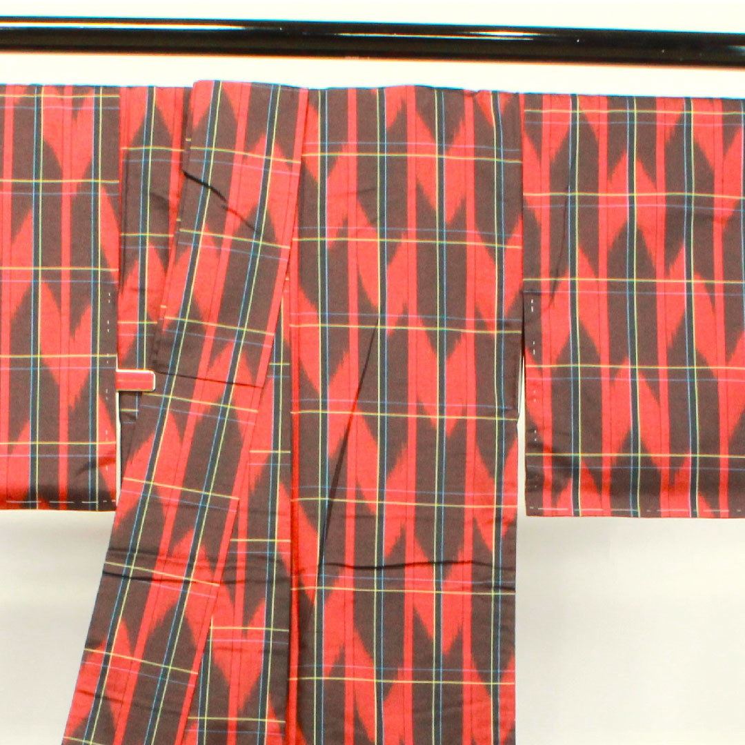 Tsumugi (Japanese kimono) with a red birch color, arrow pattern, and basting threads. Length: 163.5cm, Sleeve Length: 65cm. Unused. Pure silk, S rank. Lined, red. Product code: 1116002782412
