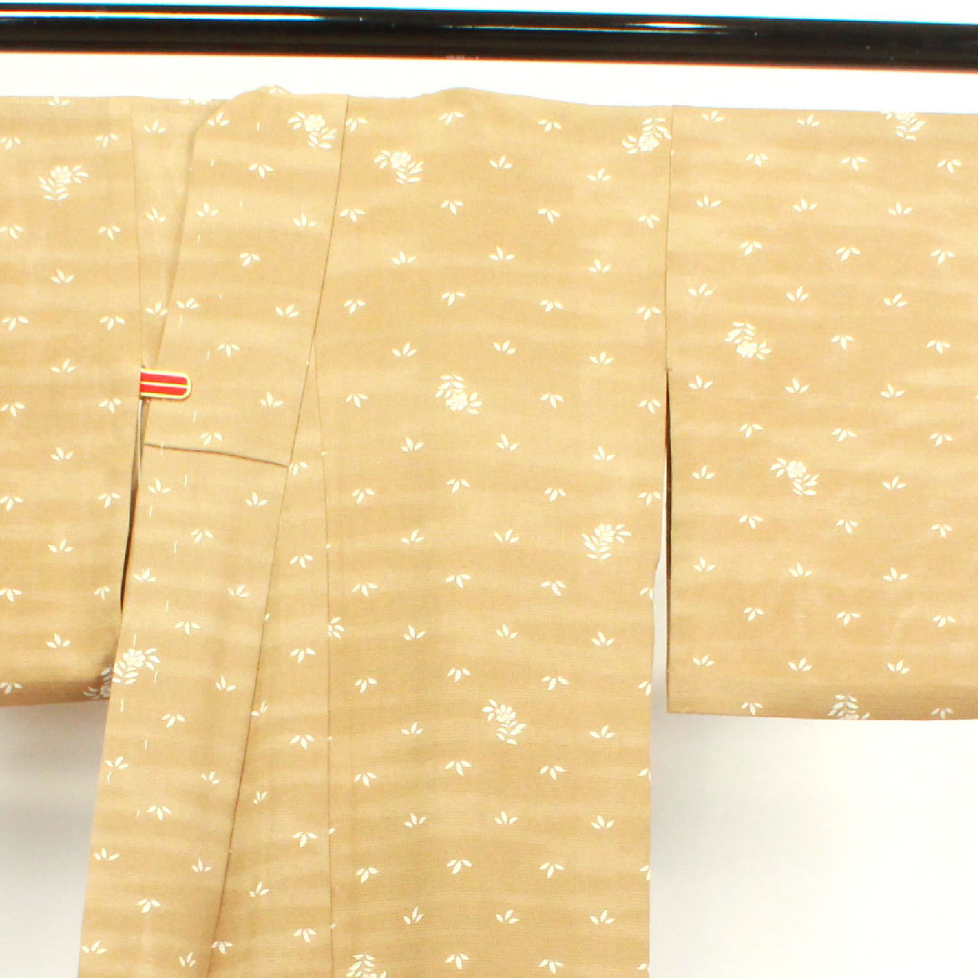 夏物 ポリエステル 小紋 身丈166cm 裄丈67.5cm 胡桃色(くるみいろ) 草花模様 洗える着物 絽 Sランク 茶系 1132000892514