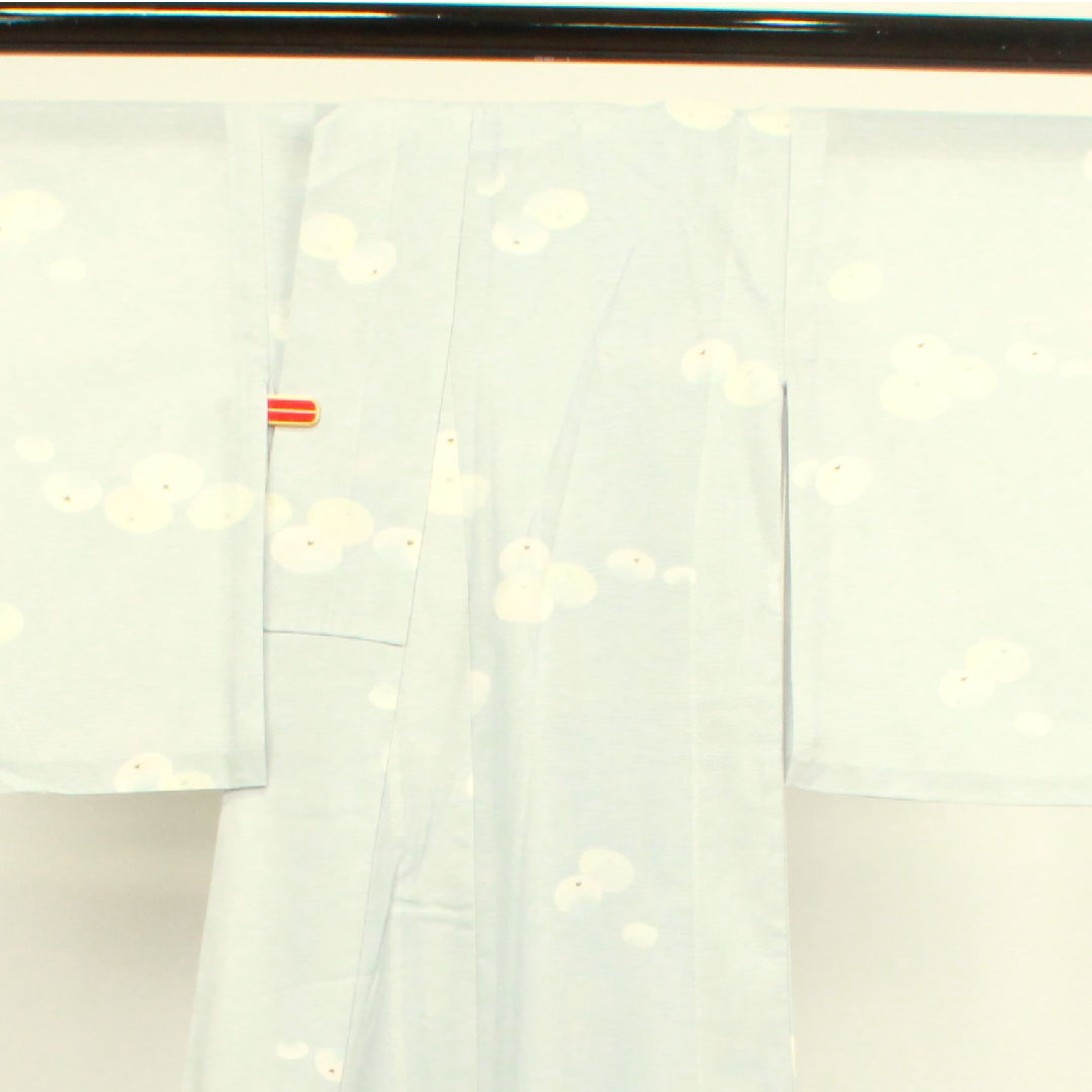 夏物 ポリエステル 小紋 身丈161cm 裄丈63cm 蒼白色(そうはくしょく) 万寿菊 洗える着物 絽 Sランク 水色系 1132000672424