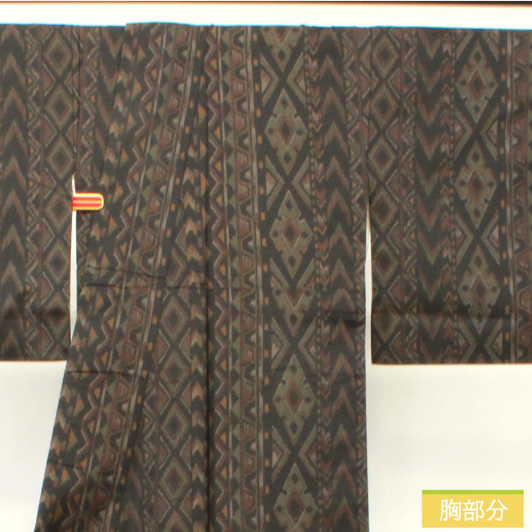 紬 正絹 身丈164.5cm 裄丈66.5cm 幾何学模様 スーパーゆーびガード Sランク 袷 黒系 1116003192410