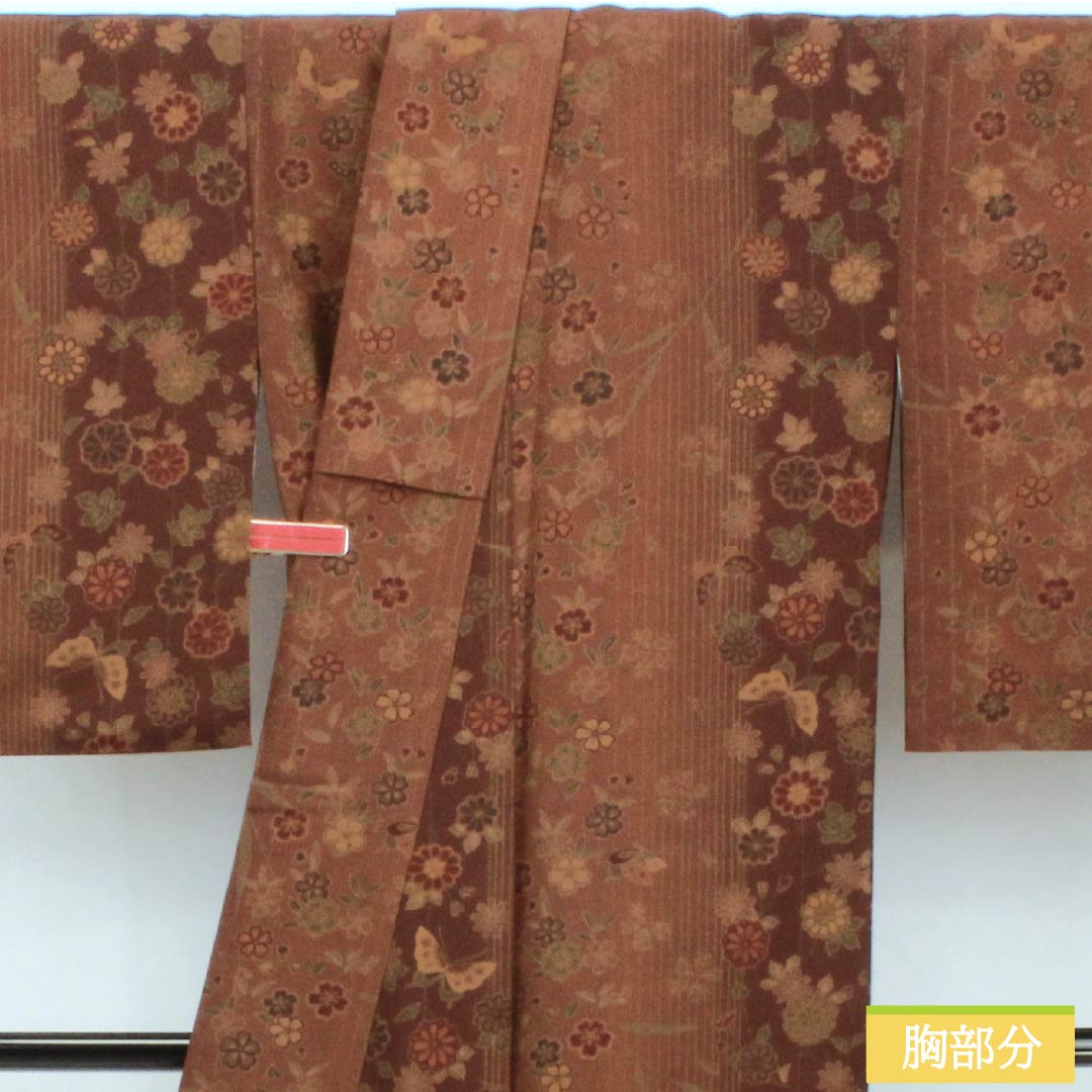 小紋 ポリエステル 身丈163cm 裄丈64.5cm 袷 焦色(こがれいろ) 煉瓦色(れんがいろ) 草花模様 蝶 洗える着物 Sランク 茶系 1115005992414