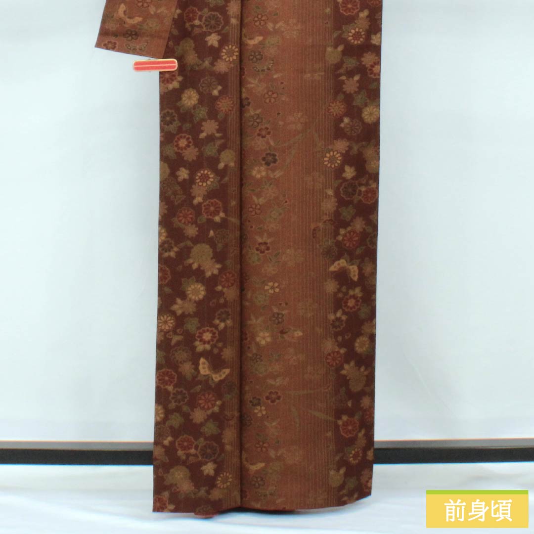 小紋 ポリエステル 身丈163cm 裄丈64.5cm 袷 焦色(こがれいろ) 煉瓦色(れんがいろ) 草花模様 蝶 洗える着物 Sランク 茶系 1115005992414