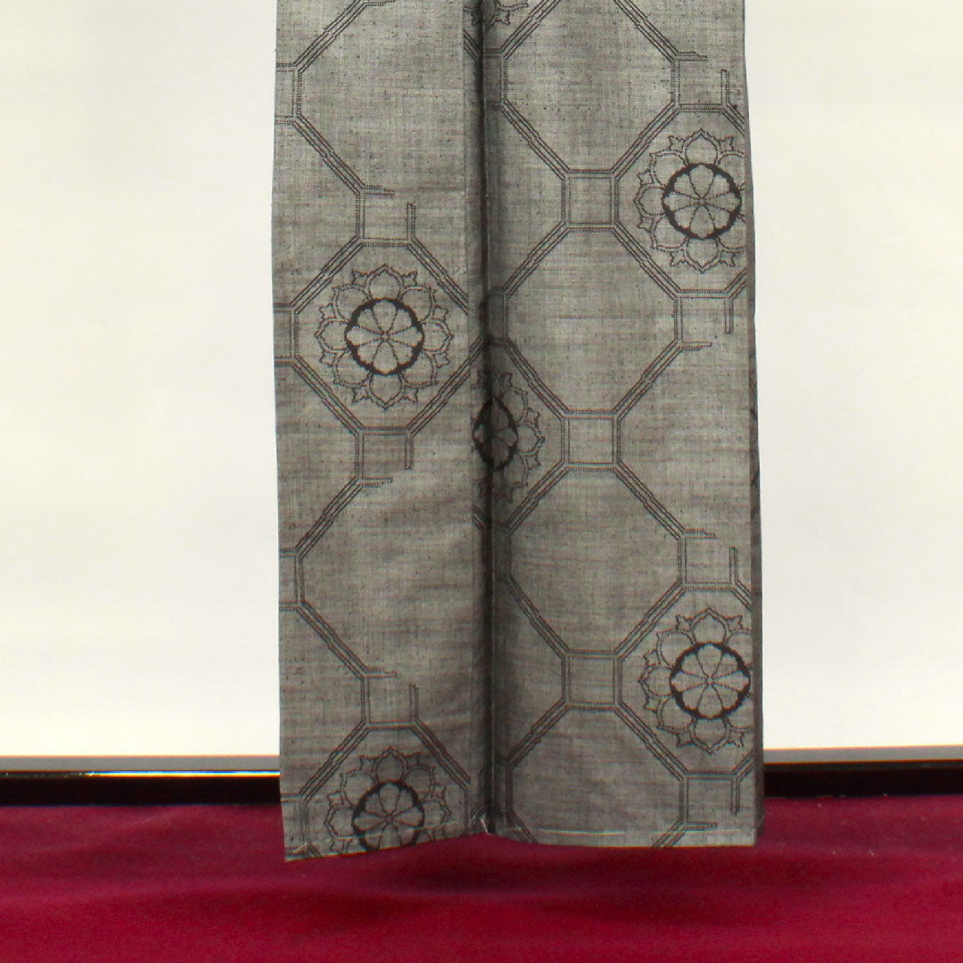 紬 身丈159cm 裄丈63.5cm 亀甲 華文 正絹 Aランク 袷 黒系 1116002373310