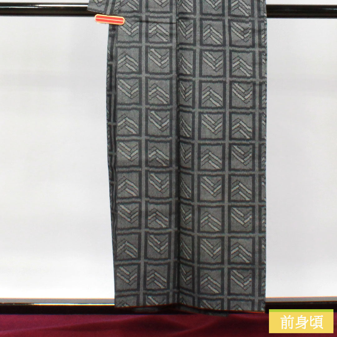 村山大島紬 正絹 身丈155cm 裄丈62.5cm 幾何学模様 Sランク 袷 黒系 1116002982310