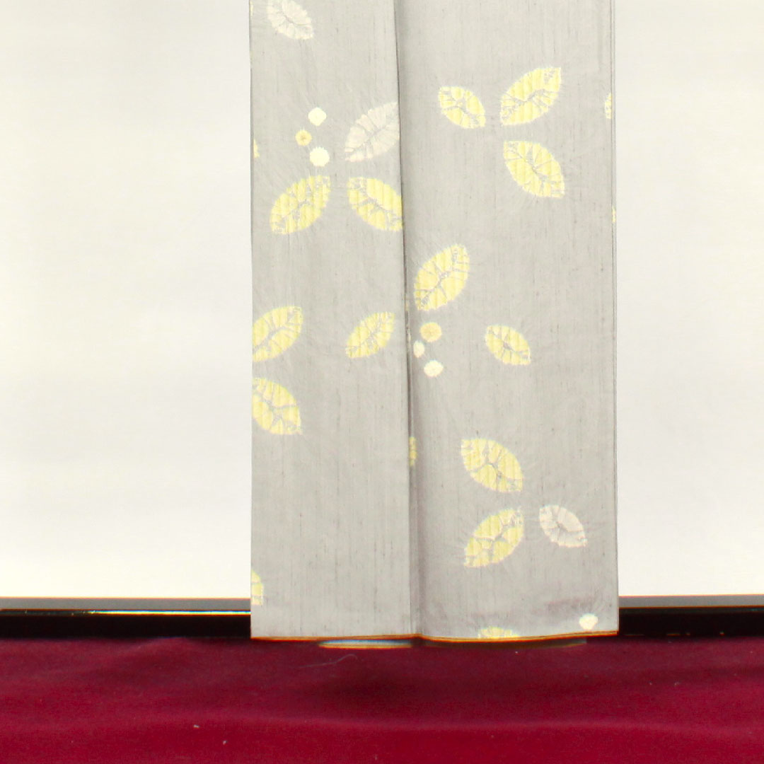 小紋 身丈154.5cm 裄丈62.5cm 袷 銀灰色 紬地 絞り 葉っぱ 正絹 Sランク グレー系 1115003242222