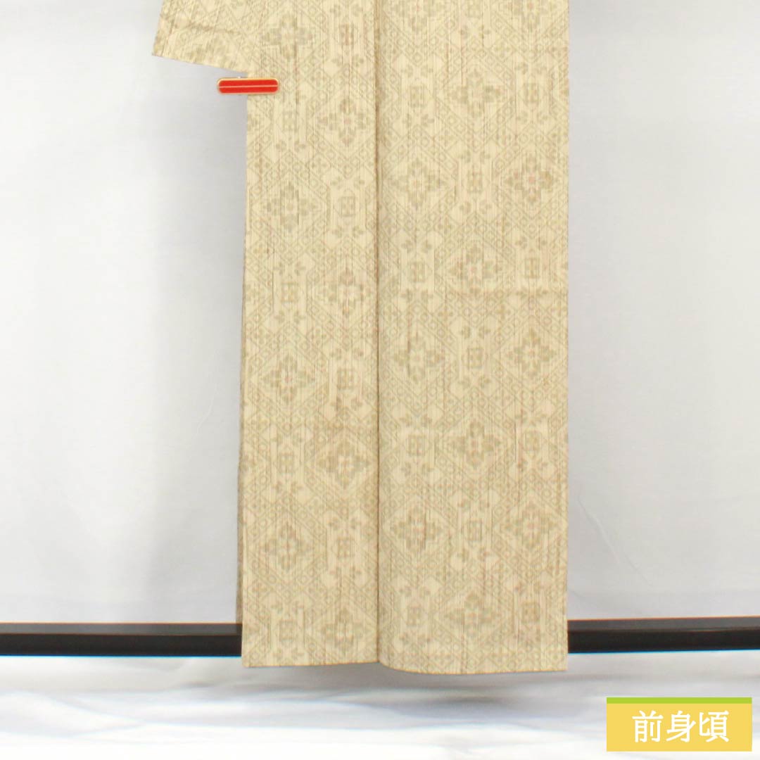 Pure silk tsumugi (pongee) kimono, length 159cm, sleeve length 63.5cm, light egg-colored (usutamagoiro) with warp ikat (kasuri) and geometric patterns, with basting threads, A-rank, lined, beige, product number 1116003883325