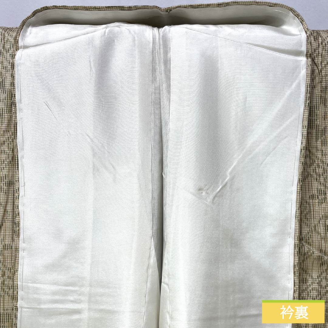 Pure silk tsumugi (pongee) kimono, length 159cm, sleeve length 63.5cm, light egg-colored (usutamagoiro) with warp ikat (kasuri) and geometric patterns, with basting threads, A-rank, lined, beige, product number 1116003883325