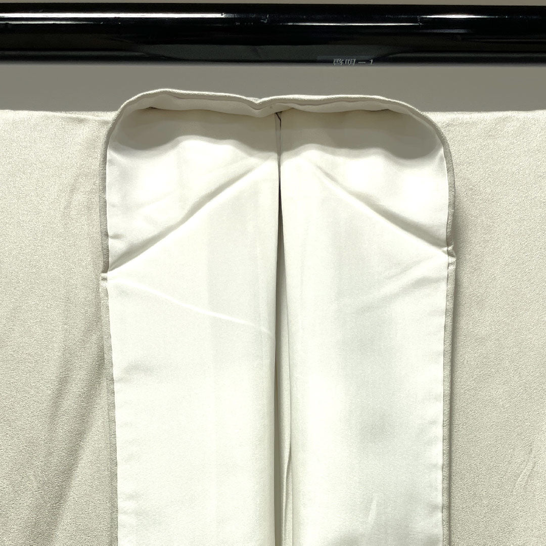 Colored Tomesode, Length 151cm, Sleeve length 61.5cm, Lined, Grayish white, Kyoto Yuzen, Floral pattern, Thin rings and quince, Pure silk, S rank, One crest, Gray, 1111001062222