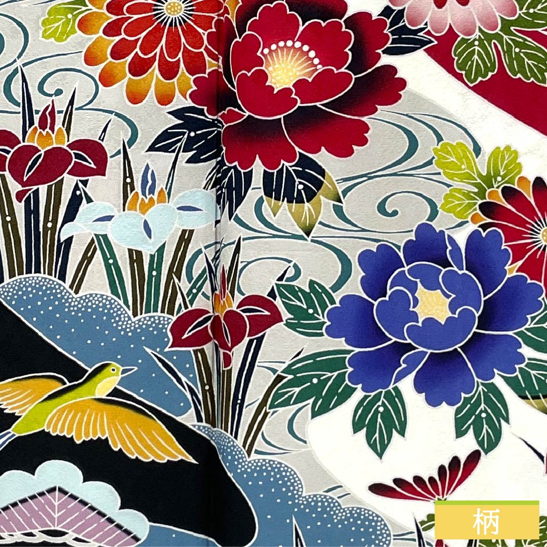 Furisode (long-sleeved kimono) made of pure silk, S rank, length 166.5cm, sleeve length 65.5cm, crimson (shinkuiro) color, featuring auspicious motifs of peonies, chrysanthemums, plum blossoms, and cherry blossoms in red tones. Product code: 1113002212512