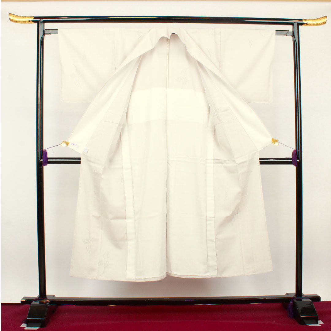 結城紬 身丈144.5cm 裄丈62cm 未使用品 しつけ糸付き 100亀甲 絣飛模様 正絹 Sランク 袷 白系 1116002222111