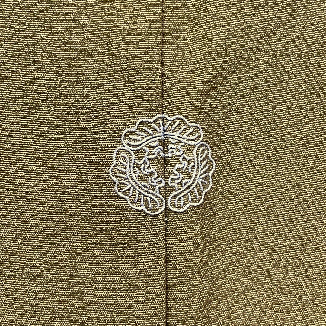 Homongi (visiting kimono) made of pure silk, rank B, lined, length 158.5cm, sleeve length 66cm, mulberry dyed, with one crest, three pine trees, and a noshi (gift wrapping) design, plum and chrysanthemum motifs, brown, product number 1112007324314