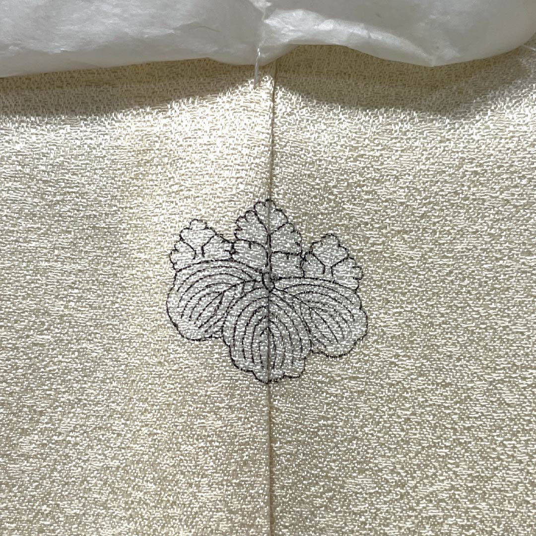 Irotomesode Silk A-Rank Length 160.5cm Sleeve-to-Sleeve 62.5cm Lined Neri-iro (Creamy White) Three Family Crests Gosan-kiri Daimaru Bespoke Kyo-Yuzen Gold couching embroidery Pine Three Family Crests Cream system 1111001993415