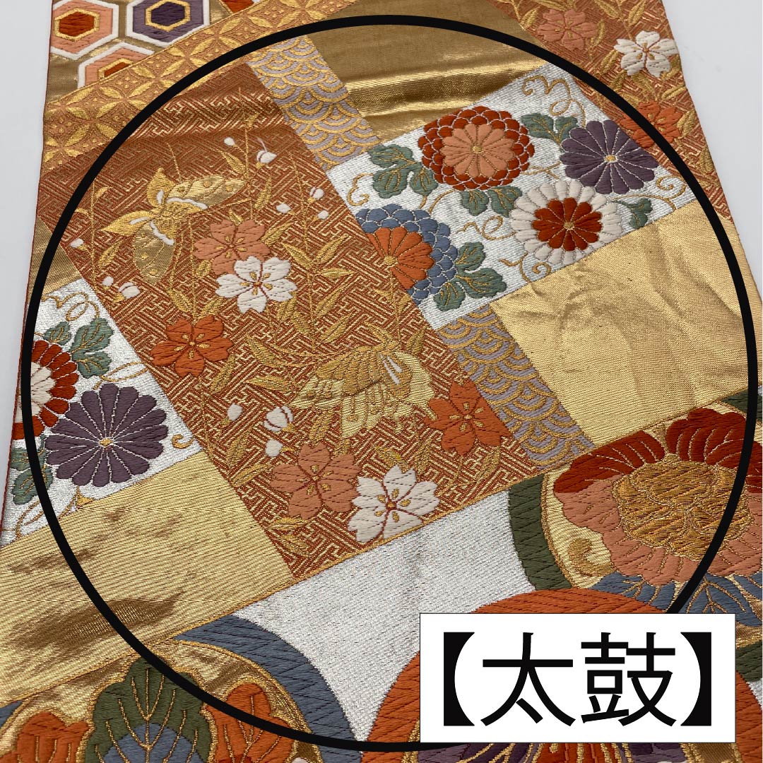 Pure silk obi for furisode (long-sleeved kimono), featuring auspicious motifs such as round crests, Chinese flowers, and butterflies. Length: 434cm. A-rank. Six-fold obi. Formal. Gold. Product number: 1123014273321