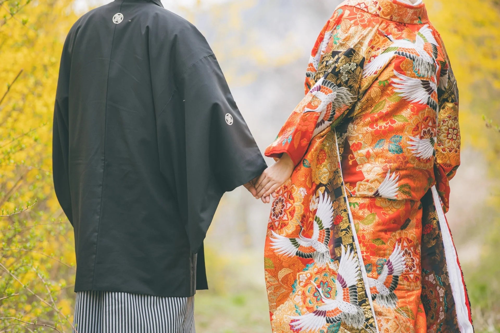 夏場の結婚式の衣装は？