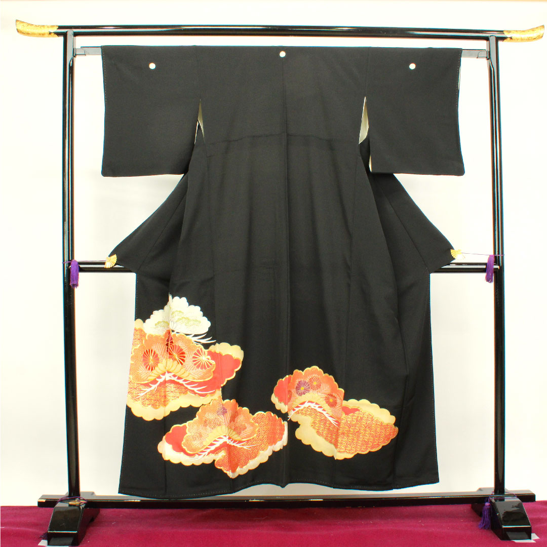 Black Tomesode, Length 153cm, Sleeve Length 61.5cm, Lined, Kyoto Yuzen, Pine, Chrysanthemum, Circle with Sword and Butterfly, Pure Silk, A Rank, Five Crests, Black, 1111001003210
