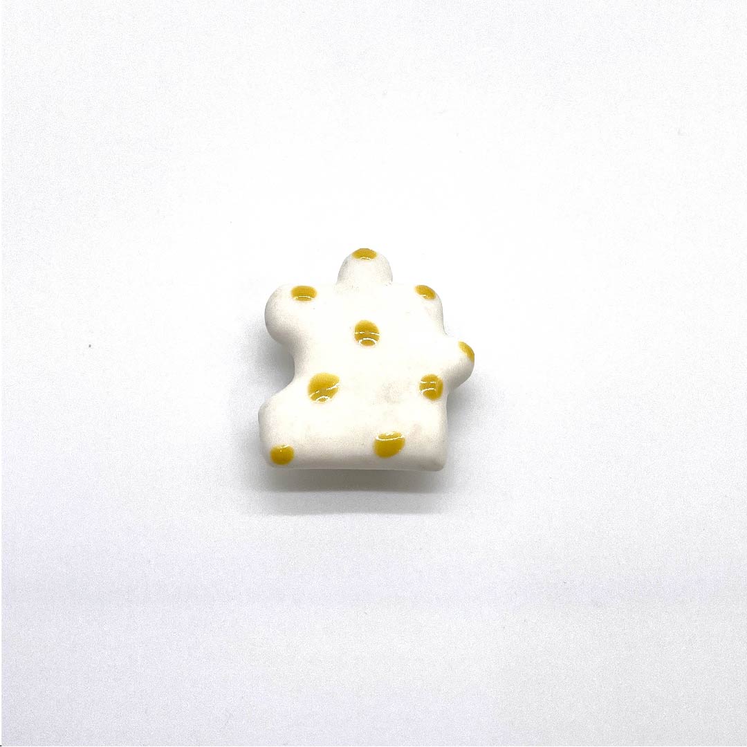 （新古品） 帯留め 陶磁器 カジュアル 白色（しろいろ） 陶器 パズル 長さ約3.5cm 幅約3.5cm  Sランク 白系 1137000412911