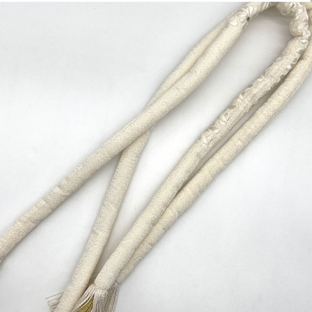 帯締め  Aランク  乳白色（にゅうはくしょく） 振袖用 丸ぐけ 刺繍 長さ約173cm 幅約1.6cm フォーマル 白系 1135004213411