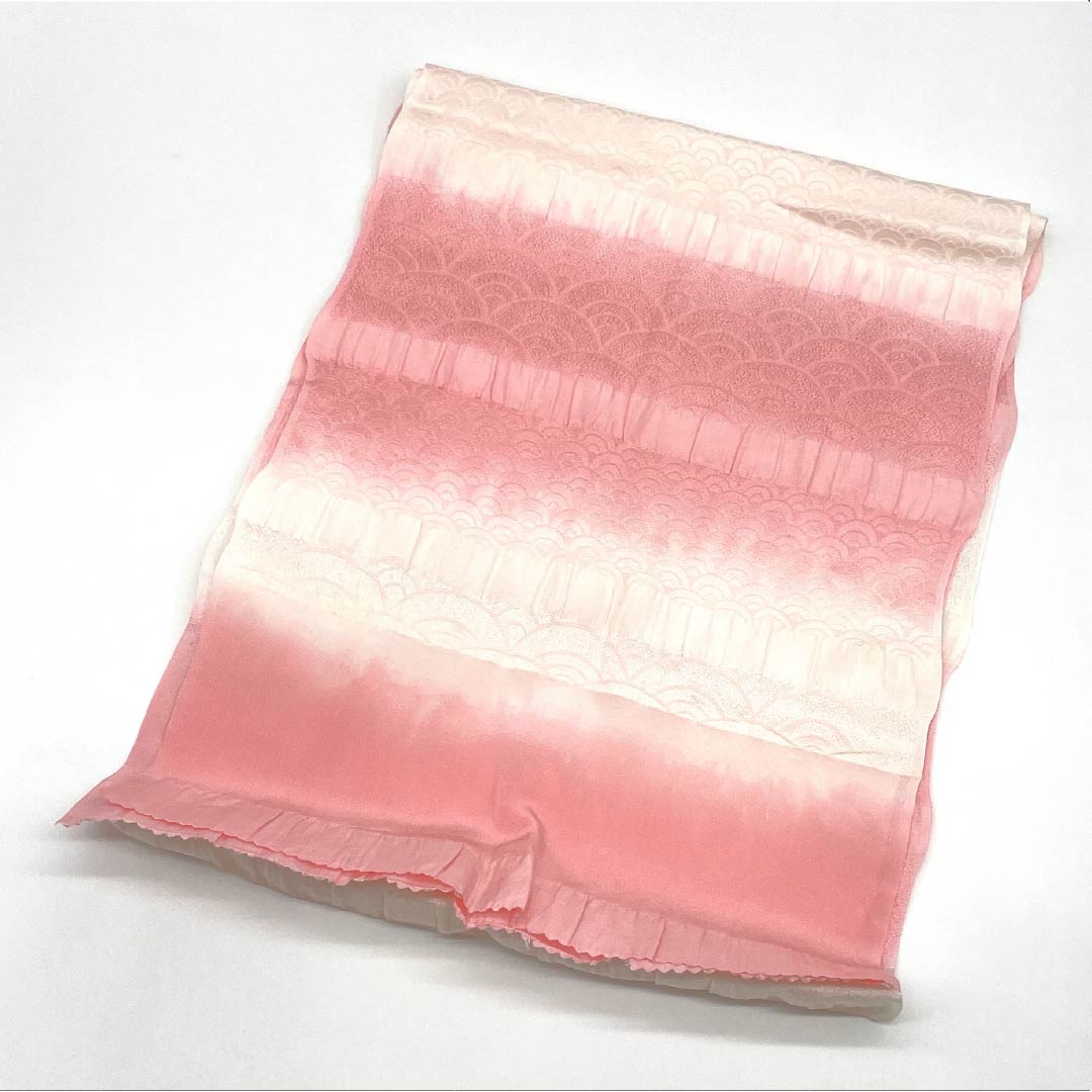 Formal obiage (sash sash) made of pure silk, S-rank, light crimson (asabe niiro) with a Seigaiha (wave) pattern gradation, approximately 164cm long and 28.5cm wide, pinkish. Product number: 1136002232913