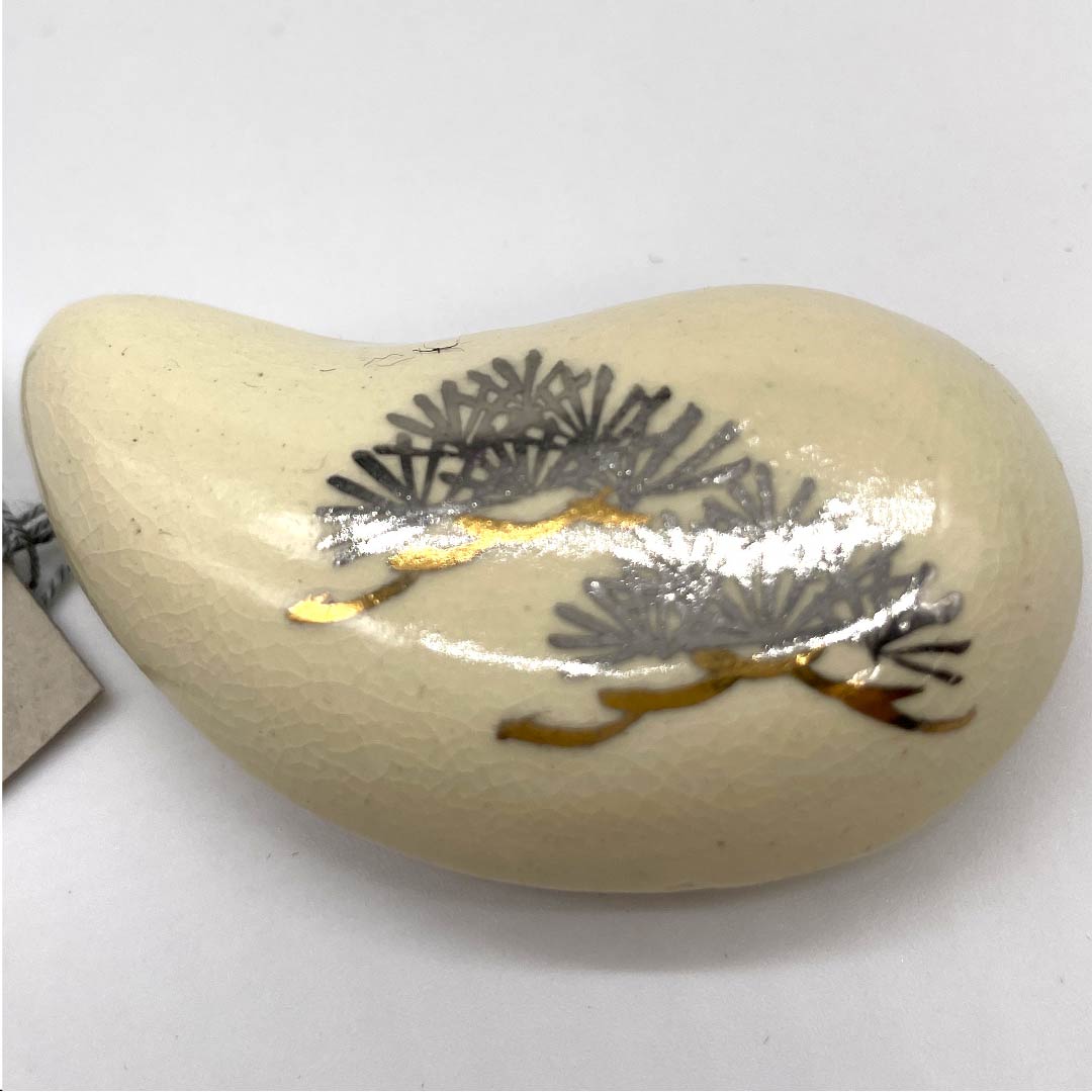 （新古品） 帯留め 陶磁器 カジュアル 象牙色（ぞうげいろ） 清水焼 松  長さ約6cm 幅約3cm  Sランク ベージュ系 1137000182925