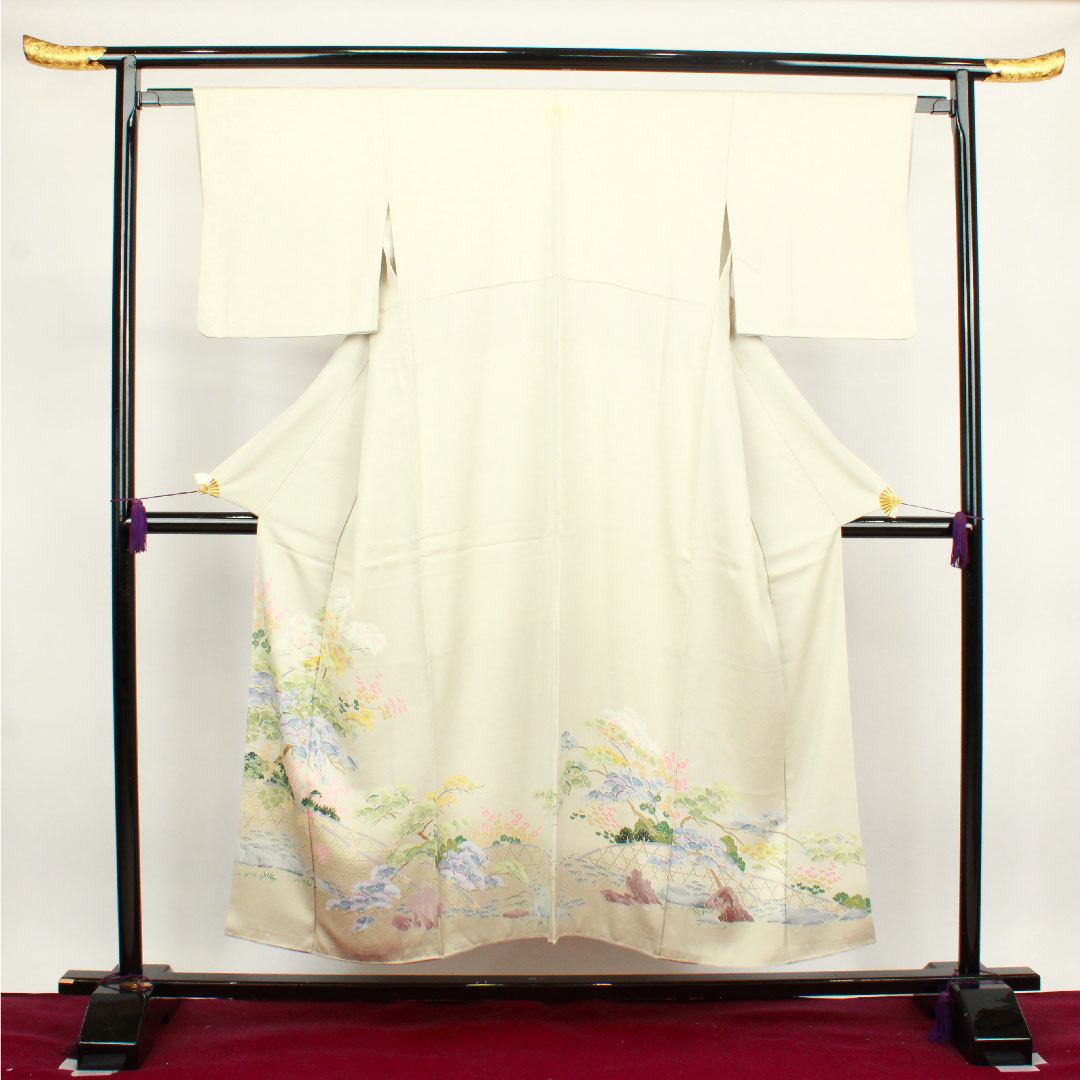 Colored Tomesode, Length 151cm, Sleeve length 61.5cm, Lined, Grayish white, Kyoto Yuzen, Floral pattern, Thin rings and quince, Pure silk, S rank, One crest, Gray, 1111001062222