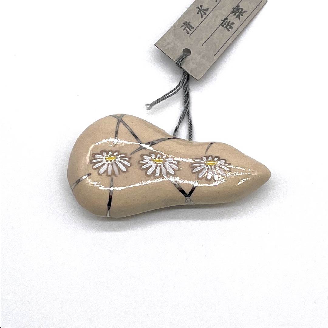 （新古品） 帯留め 陶磁器 カジュアル 胡桃色（くるみいろ） 京焼 瓢箪 花 長さ約3cm 幅約6cm  Sランク ベージュ系 1137000302925