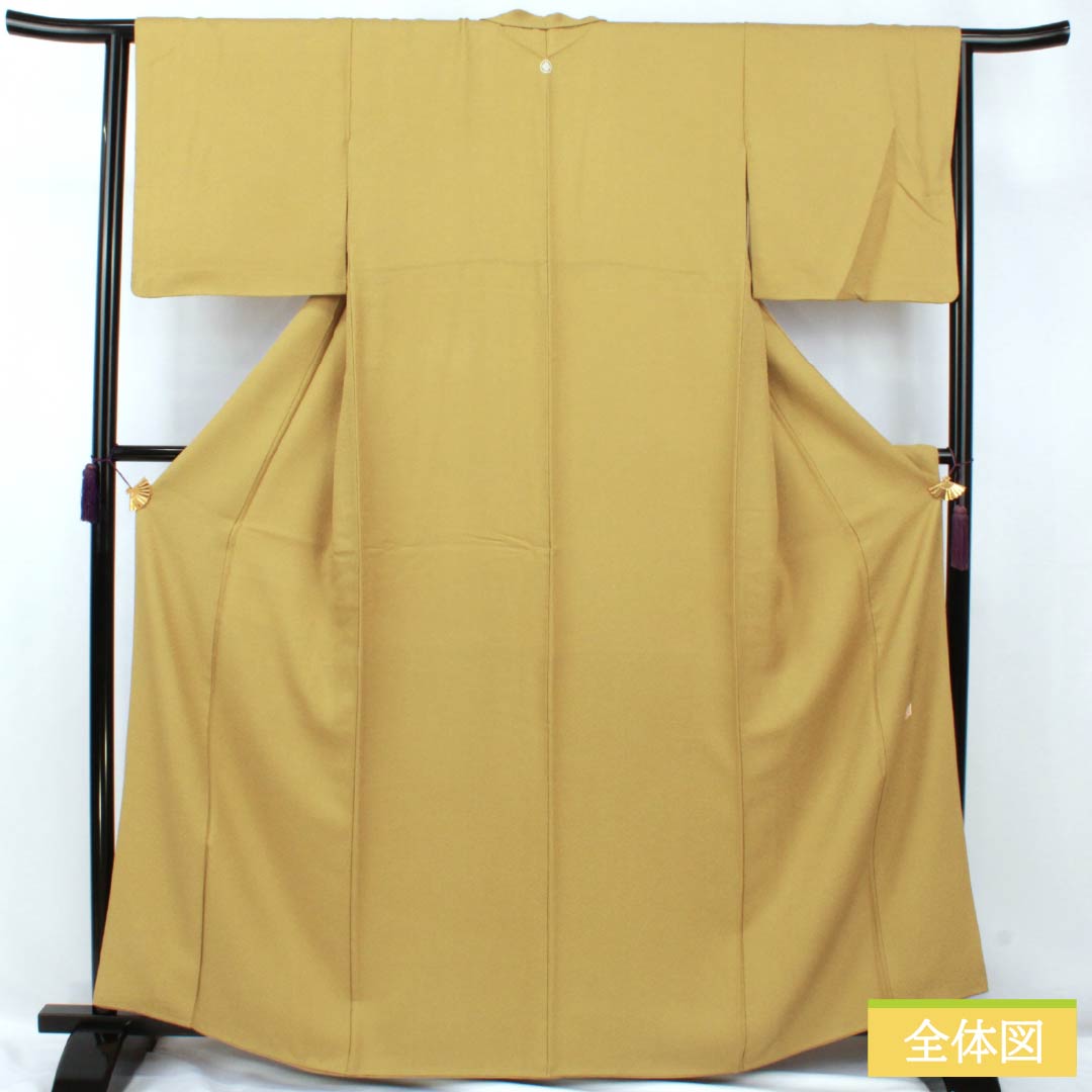 Solid-colored silk kimono, A-rank, length 161.5cm, sleeve length 64.5cm, karakane-iro (karakane-iro) color, circle with four squares, one crest, shark-skin pattern, lined, yellow, 1114002613423