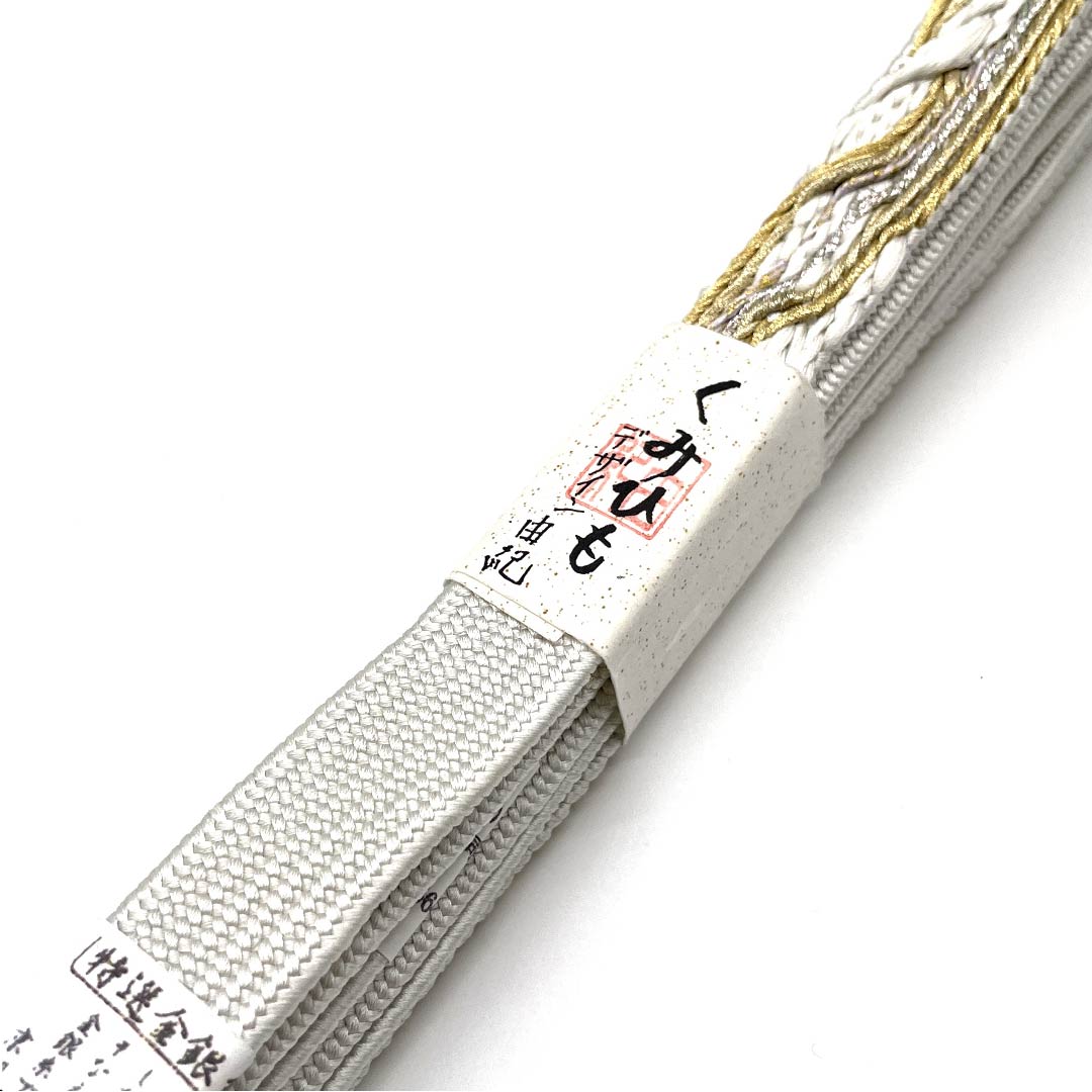 （新古品） 帯締め 正絹 四分紐 銀白色色（ぎんはくしょくいろ） デザイン由紀 特選金銀糸 金属糸使用 長さ約165cm 幅約1.5cm セミフォーマル Sランク 白系 1135001122911