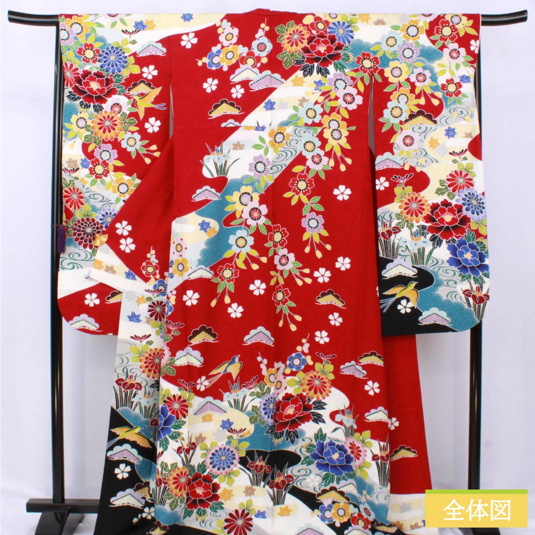 Furisode (long-sleeved kimono) made of pure silk, S rank, length 166.5cm, sleeve length 65.5cm, crimson (shinkuiro) color, featuring auspicious motifs of peonies, chrysanthemums, plum blossoms, and cherry blossoms in red tones. Product code: 1113002212512