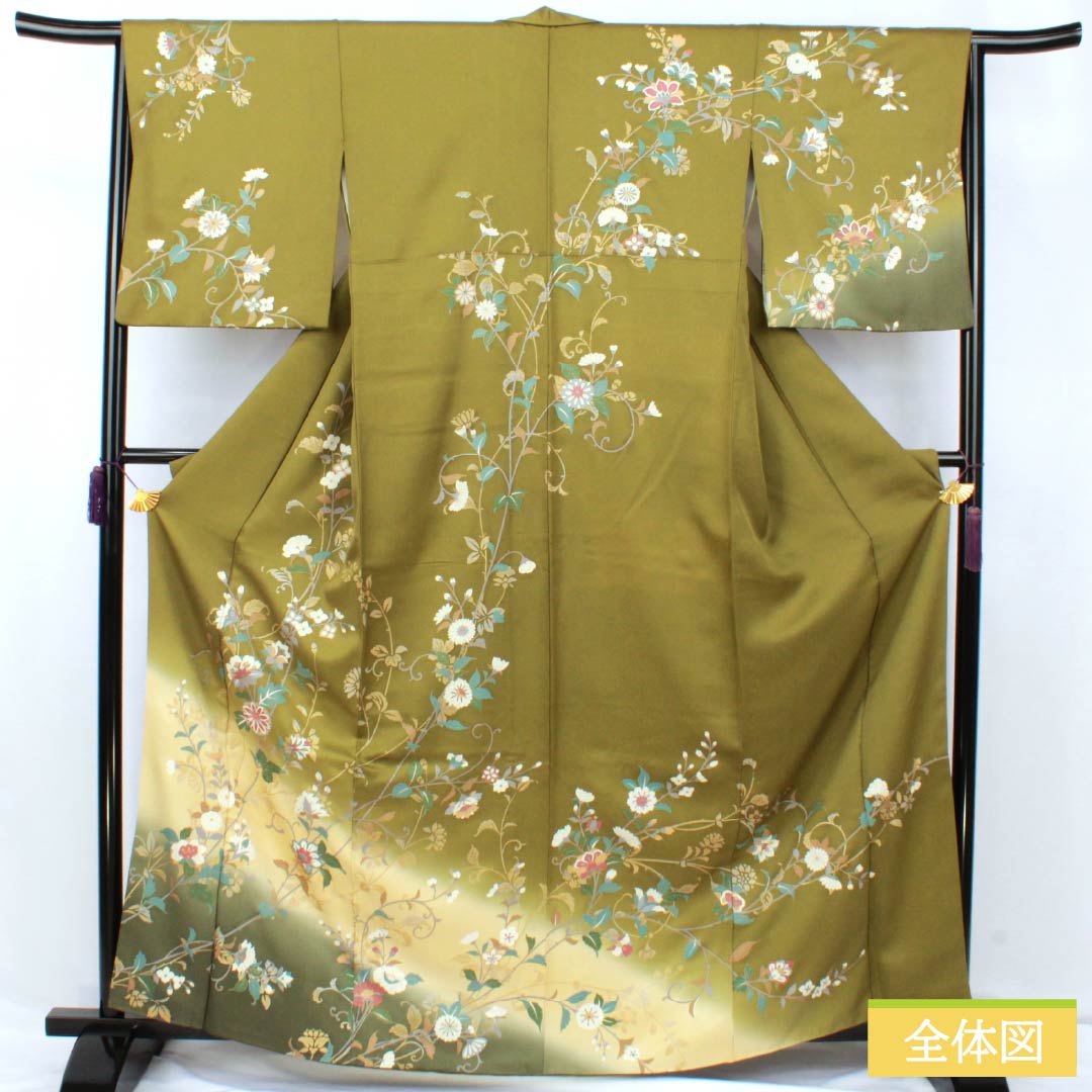 Homongi (visiting kimono) made of pure silk, grade A, with a lined lining, length 162cm, sleeve length 60.5cm, in majestic brown (Ikou Chairo) with Kyoto Yuzen motifs and floral and green motifs. Product number: 1112007593419