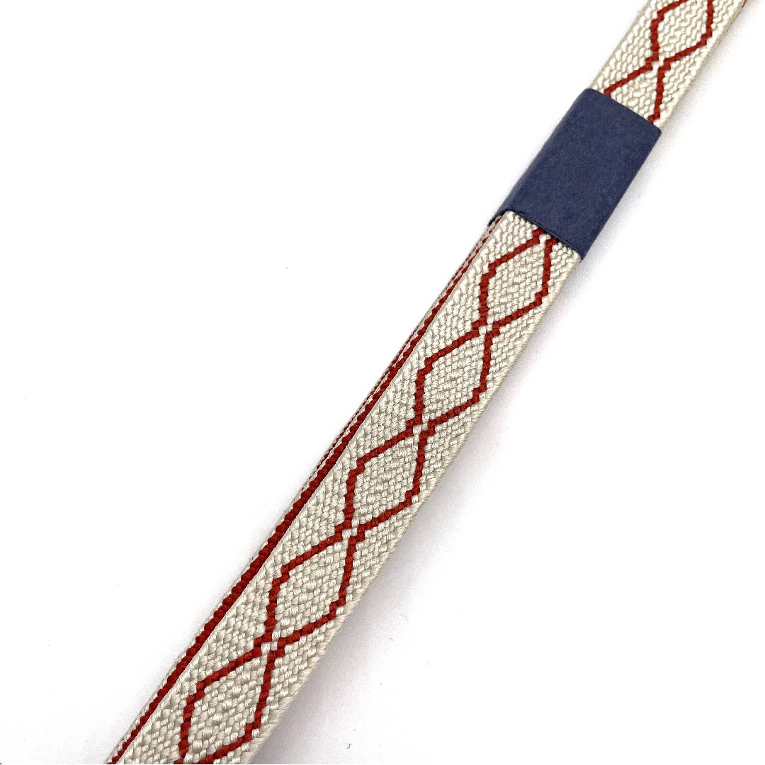 （新古品） 帯締め 正絹 四分紐 象牙色（ぞうげいろ） 手組紐 幾何学模様 新古品 長さ約164cm 幅約1.5cm カジュアル Sランク 白系 1135000122911