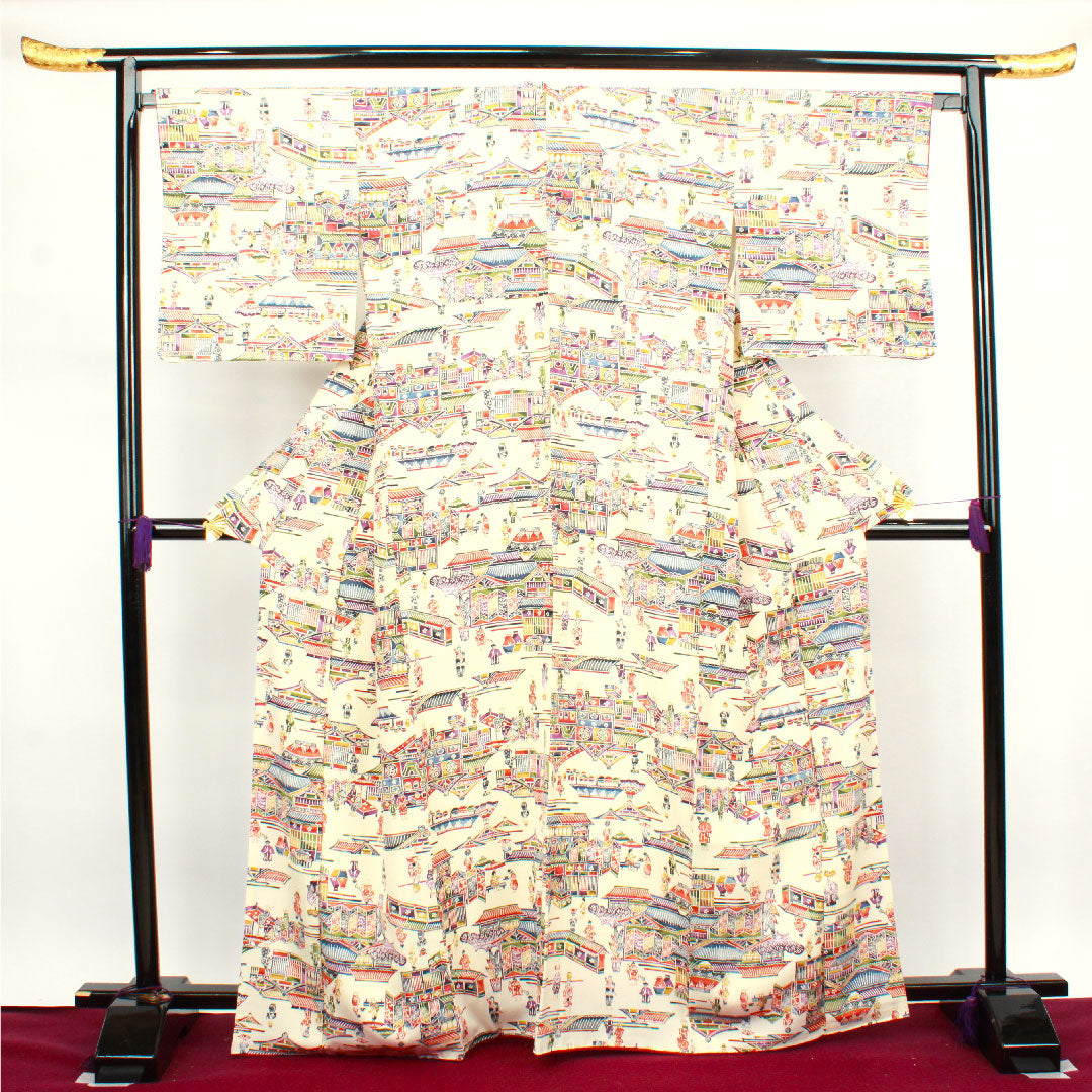 小紋 身丈167cm 裄丈66cm 袷  仕付け糸付き 未使用品 練色 型染 時代人物風景模様  正絹 Sランク クリーム系 1115003032515