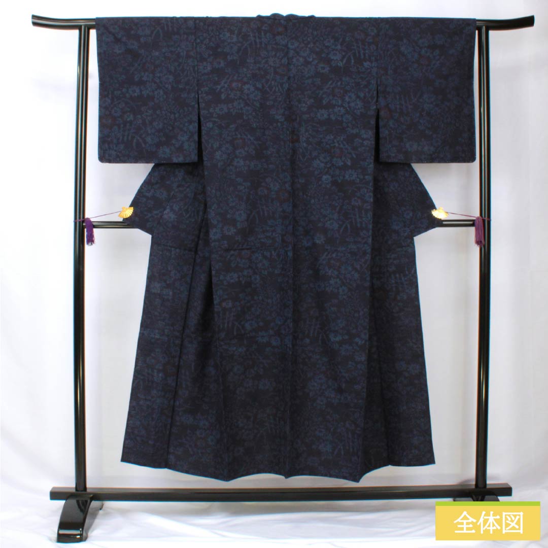 Pure silk tsumugi (pongee) with a floral pattern, length 149.5cm, sleeve length 62cm, brown (kachiiro) color, Yuki tsumugi, S rank, single layer, navy blue, product number 1116003772118