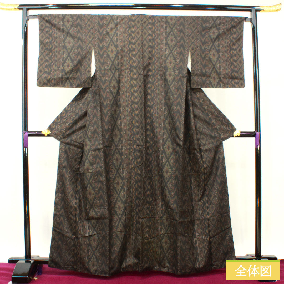 紬 正絹 身丈164.5cm 裄丈66.5cm  幾何学模様 スーパーゆーびガード Sランク 袷 黒系 1116003192410