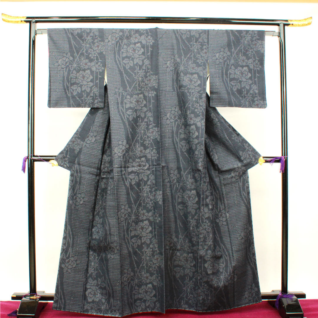 Yuki Tsumugi Length 165.5cm Sleeve length 63cm Navy blue Floral pattern Pure silk S rank Awase Gray 1116002192522