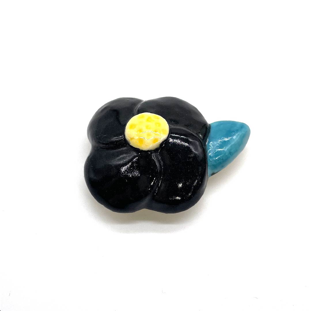 （新古品） 帯留め 陶磁器 カジュアル 黒色（くろいろ） 陶器 椿 花 長さ約4cm 幅約5cm  Sランク 黒系 1137000382910