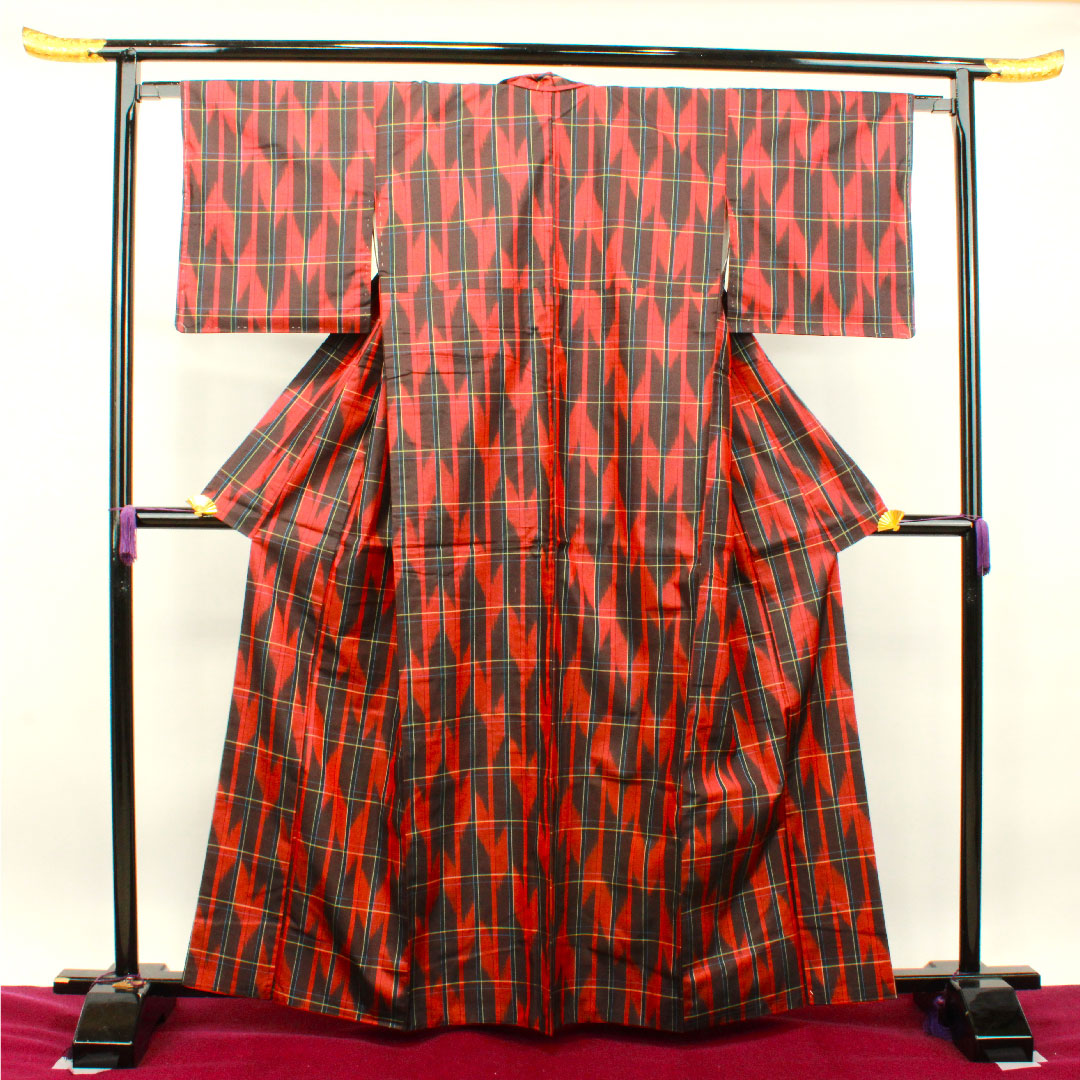 Tsumugi (Japanese kimono) with a red birch color, arrow pattern, and basting threads. Length: 163.5cm, Sleeve Length: 65cm. Unused. Pure silk, S rank. Lined, red. Product code: 1116002782412